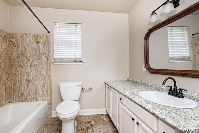 Building Photo - 3003 Greenwood Dr