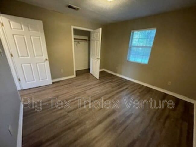 Building Photo - 265 N Pecan St