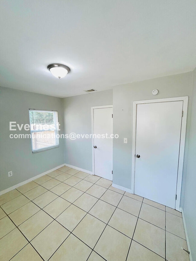 Building Photo - 3019 W Meadow St