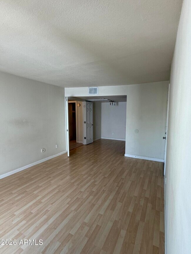 Building Photo - 740 W Elm St