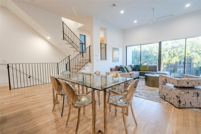 Building Photo - 709 Memorial Heights Dr