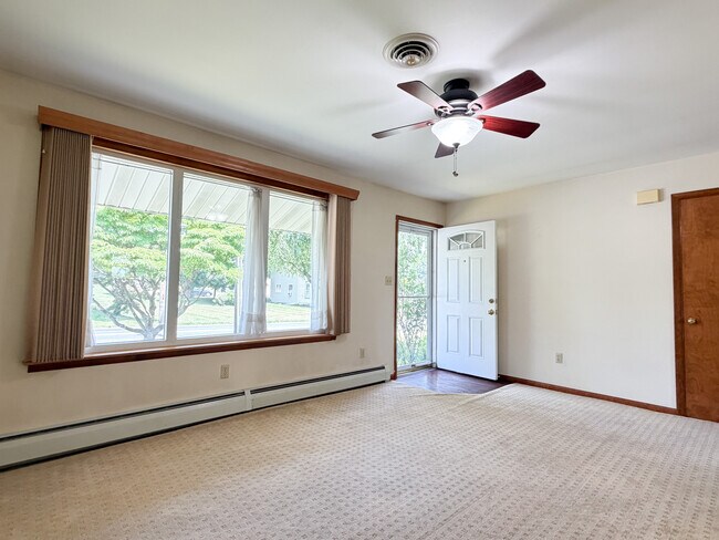 Building Photo - 213 Hahnstown Rd