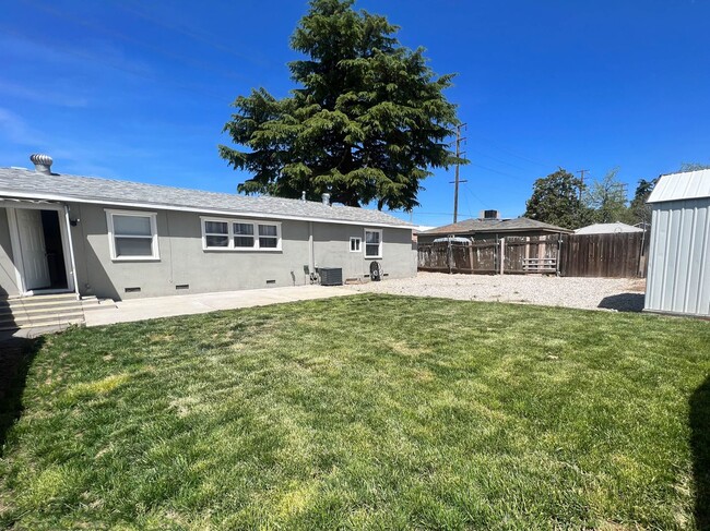 Building Photo - 12567 4th St