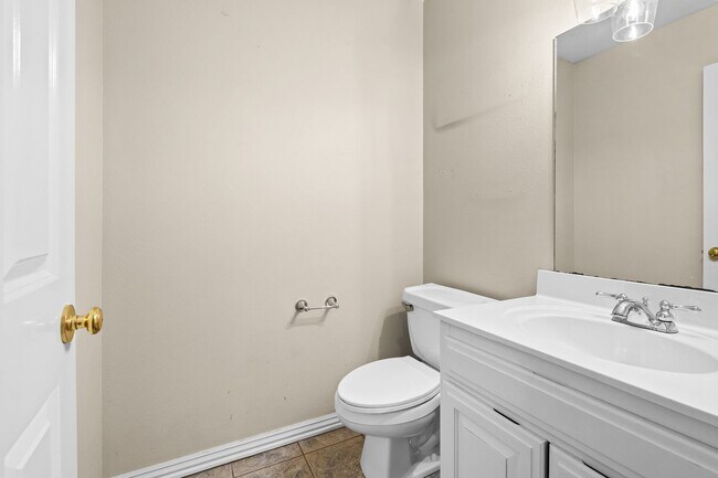 Building Photo - Beautiful and Spacious Home!