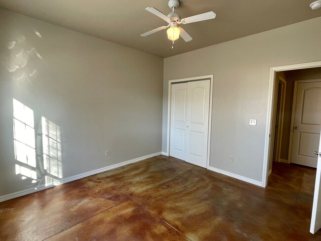 Building Photo - Spacious 2 bed 2 bath in the Plaza Distric...