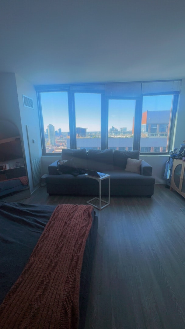 Building Photo - 637 N Wells St