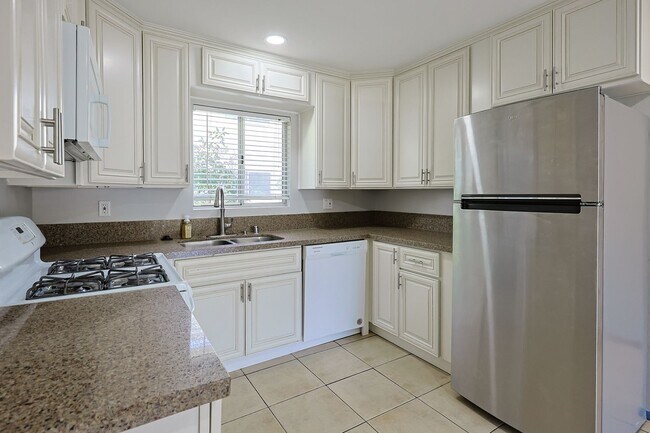 Building Photo - Spacious 2-Bed, 2-Bath Condo in Prime Nort...