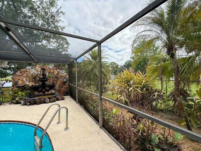 Building Photo - 465 SE Naranja Ave