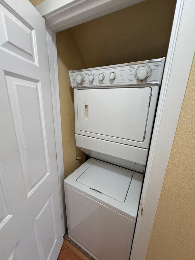 Building Photo - Blocks from UO! 2 large bedrooms 1.5 bath included in unit laundry and off street parking