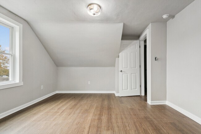 Building Photo - 924 Ivy Ave