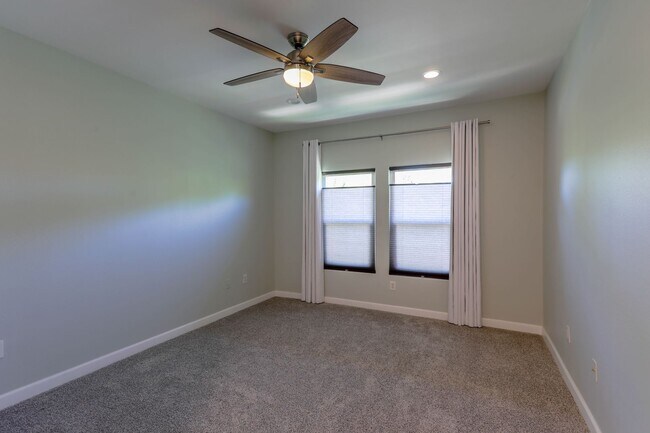 Building Photo - Beautiful 2 Bedroom With 2 Car Garage Summ...