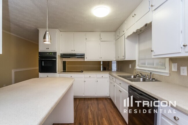 Building Photo - 2633 Green Valley Ct