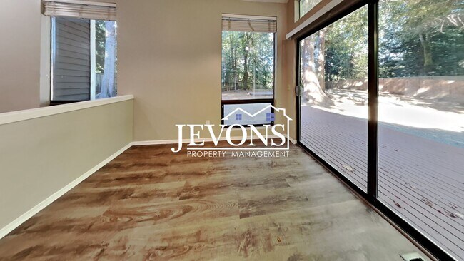 Building Photo - Charming 3-bedroom single-family home with...