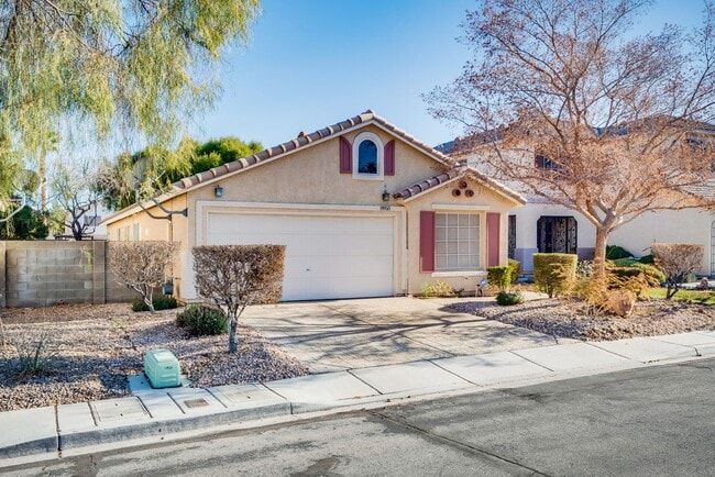 Building Photo - Single story 4 bed, 2 Bath with open floorplan