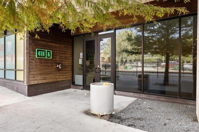 Building Photo - 1800 E 4th St