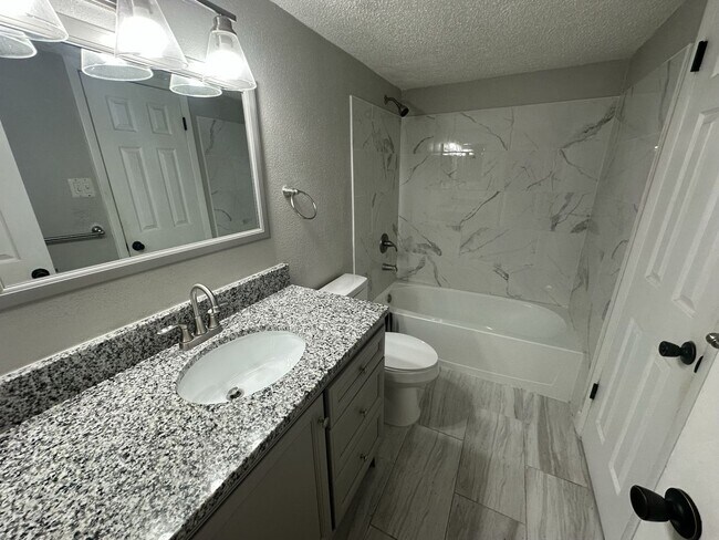 Building Photo - ** Move in Special $500 off your first months rent** FABULOUS 2 Bedroom/1 Bath Condo!!
