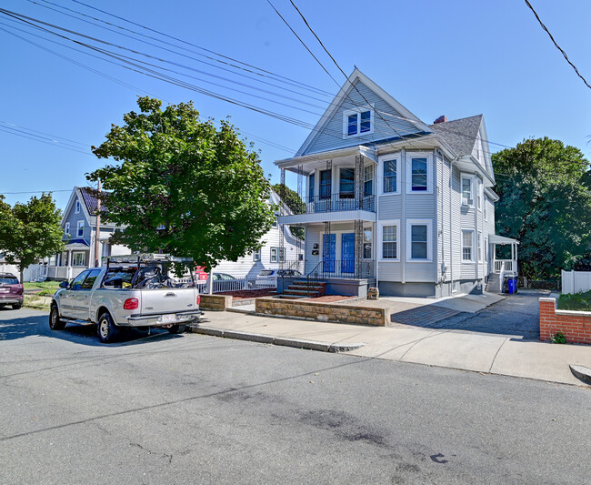 A beautiful & well-maintained house - 25 Boylston St