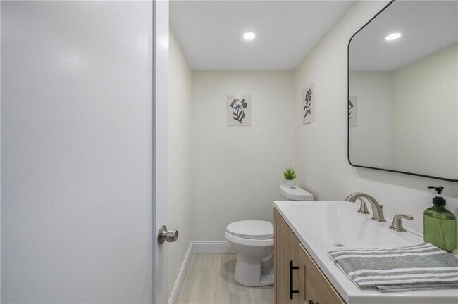 Building Photo - 33 Moorland Ave