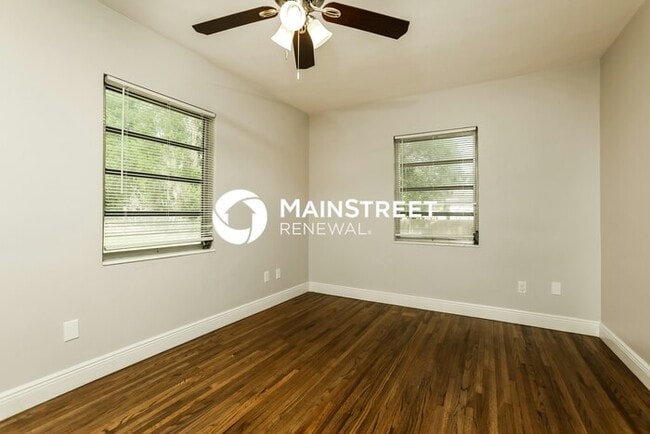 Building Photo - 4 Bedroom Pet-Friendly Home in Deland, FL with Main Street Renewal
