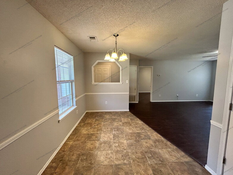 Building Photo - 1911 Whippoorwill Dr