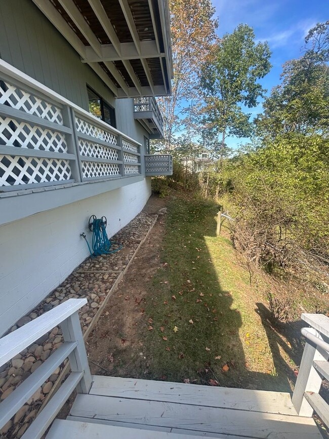 Building Photo - 3 bed, 2 1/2 bath house