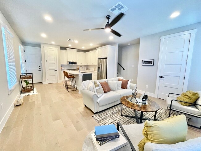 Building Photo - 311 E Evergreen St