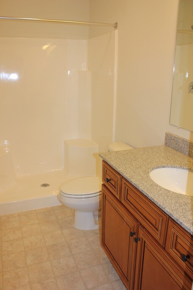 Building Photo - Two Master Suite Apartment Townhouse