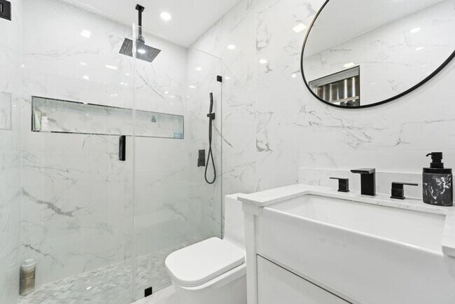 Building Photo - 245 Sandpiper Ave