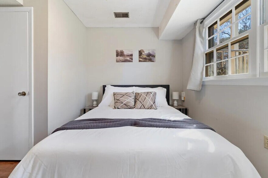 Building Photo - 750 SE Maynard Rd