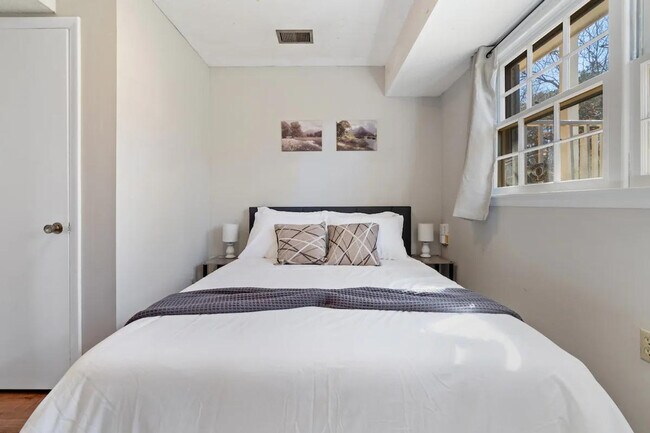 Building Photo - 750 SE Maynard Rd