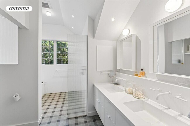 Building Photo - 20 Quogue St
