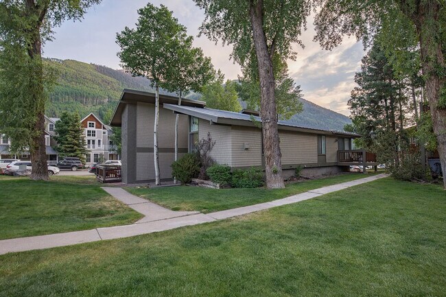 Building Photo - 709 W Galena Ave