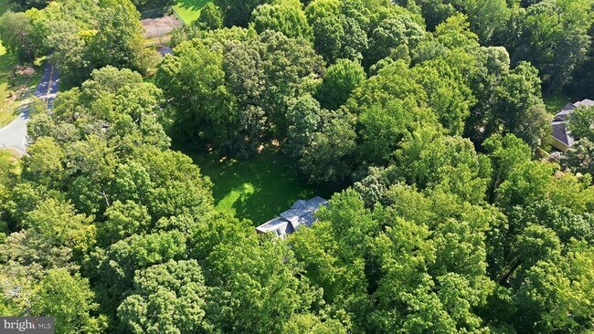 Building Photo - 2 English Hills Dr