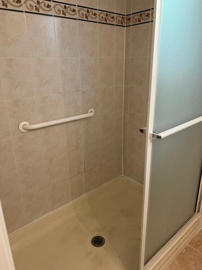 Building Photo - Renovated Rambler Close to Walter Reed, NI...