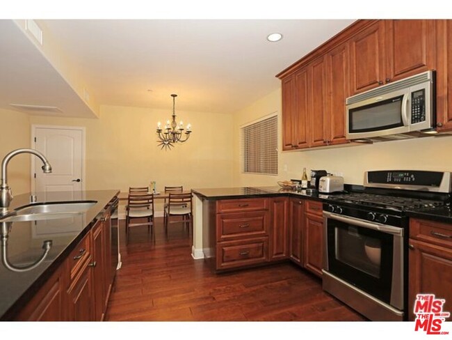 Building Photo - 5037 Rosewood Ave