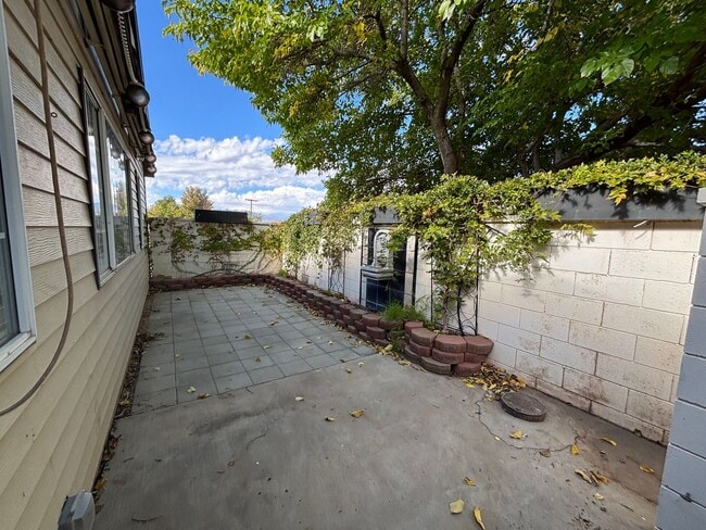 Building Photo - DARLING TOWNHOME FOR RENT!