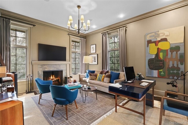 Building Photo - 10 Upland Rd N