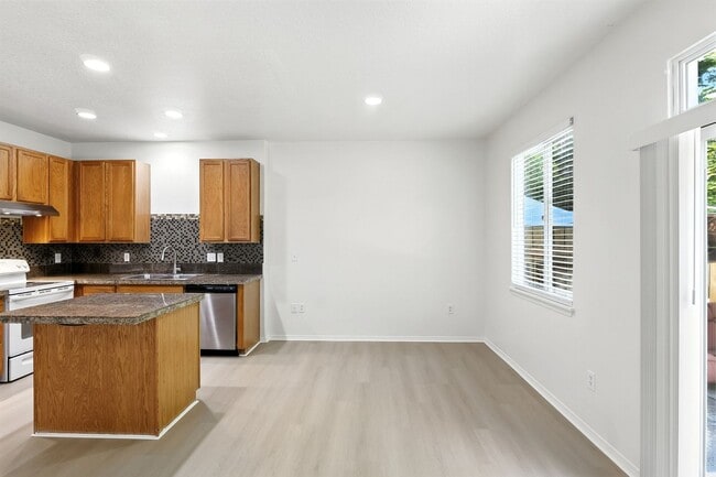 Building Photo - 10911 NE Weidler St