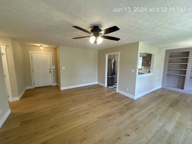 Building Photo - 146 Cavalier Dr