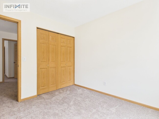 Building Photo - 3 Bedroom End Unit in Bozeman