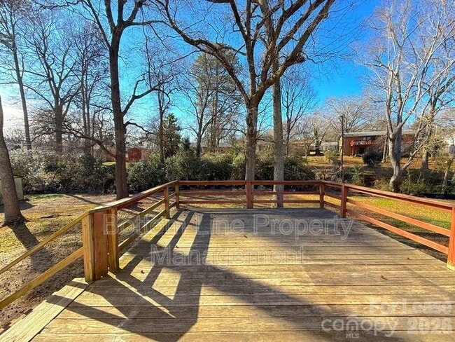 Building Photo - 907 Bannister Pl