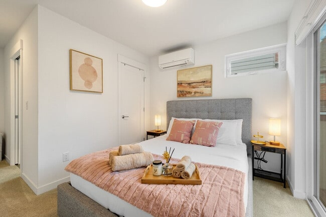 Building Photo - 620D 10th Ave E