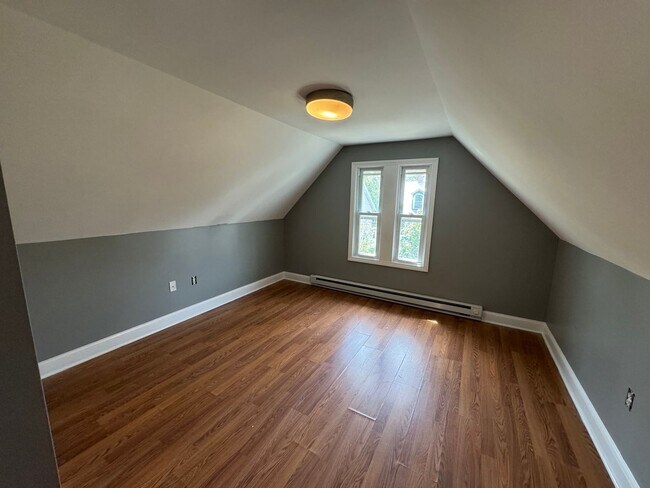 Building Photo - 2nd Floor 1 Bedroom Apartment with Bonus Room