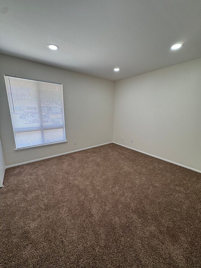 Building Photo - Bright and Updated Camarillo Home with Fireplace and Outdoor Living