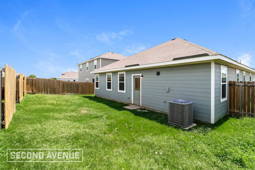 Building Photo - 1329 Woodwinds Dr