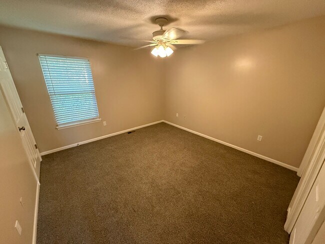 Building Photo - 2 Bed, 1.5 Bath Renovated Townhome!