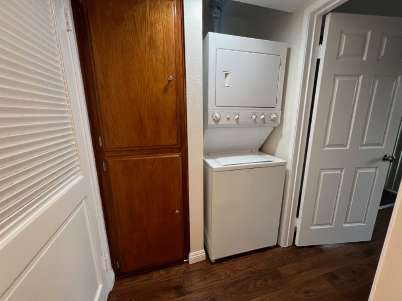 Building Photo - 14615 Burbank Blvd