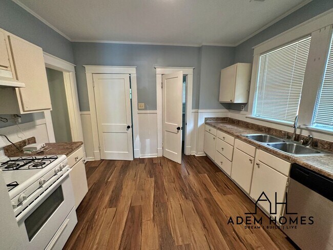 Building Photo - Recently Renovated Brick Home Minutes Away...
