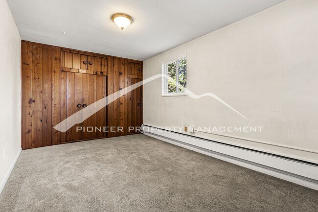 Building Photo - Charming Home with Washer/Dryer and Fenced...