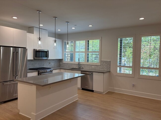 Building Photo - Luxury 3+3 Townhome in prestigious Crescen...